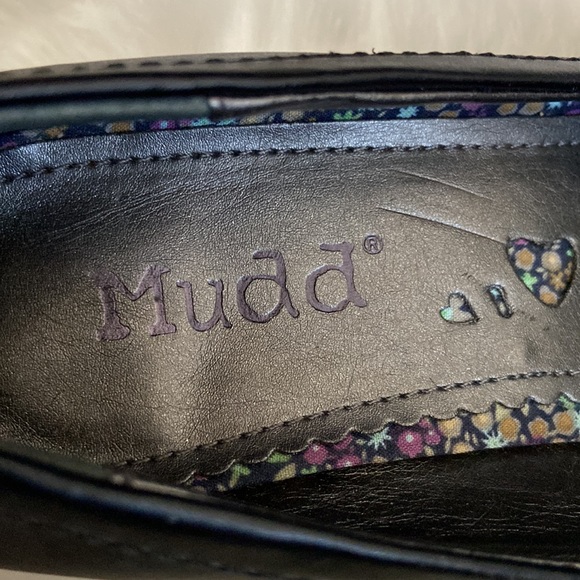 Cute little black shoes size 8 - Picture 4 of 5